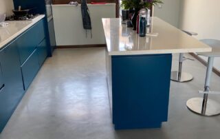 Pardoseli bucătărie: parchet sau microciment?