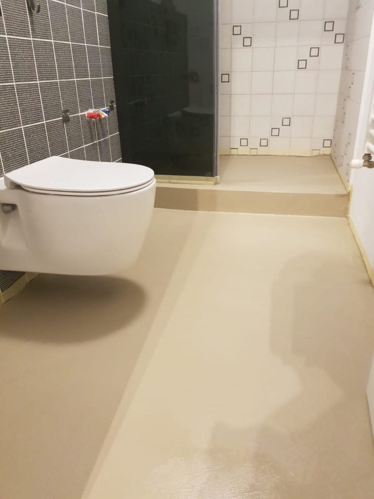 Pardoseli baie gresie sau microciment